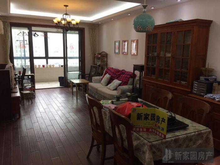 景华城 3室2厅2卫 133m&sup2;