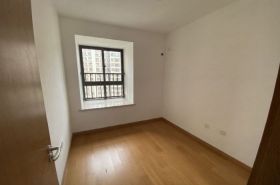 绿地新里城 3室2厅1卫 95m&sup2;