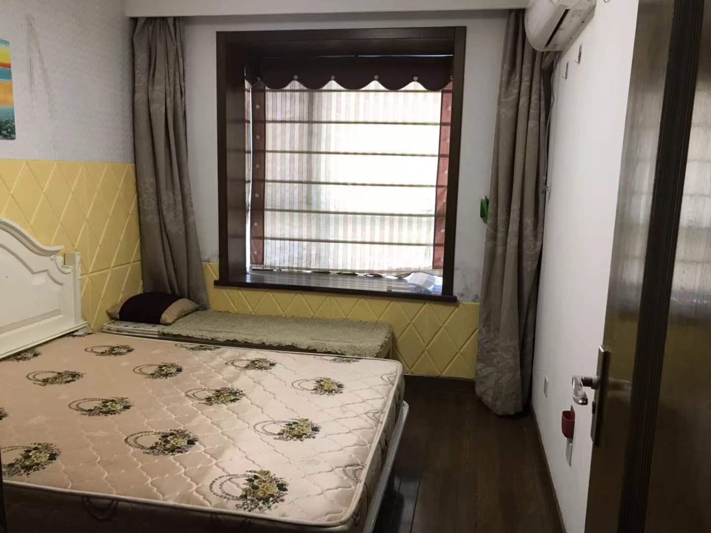 都市华城 4室2厅3卫 210m&sup2;