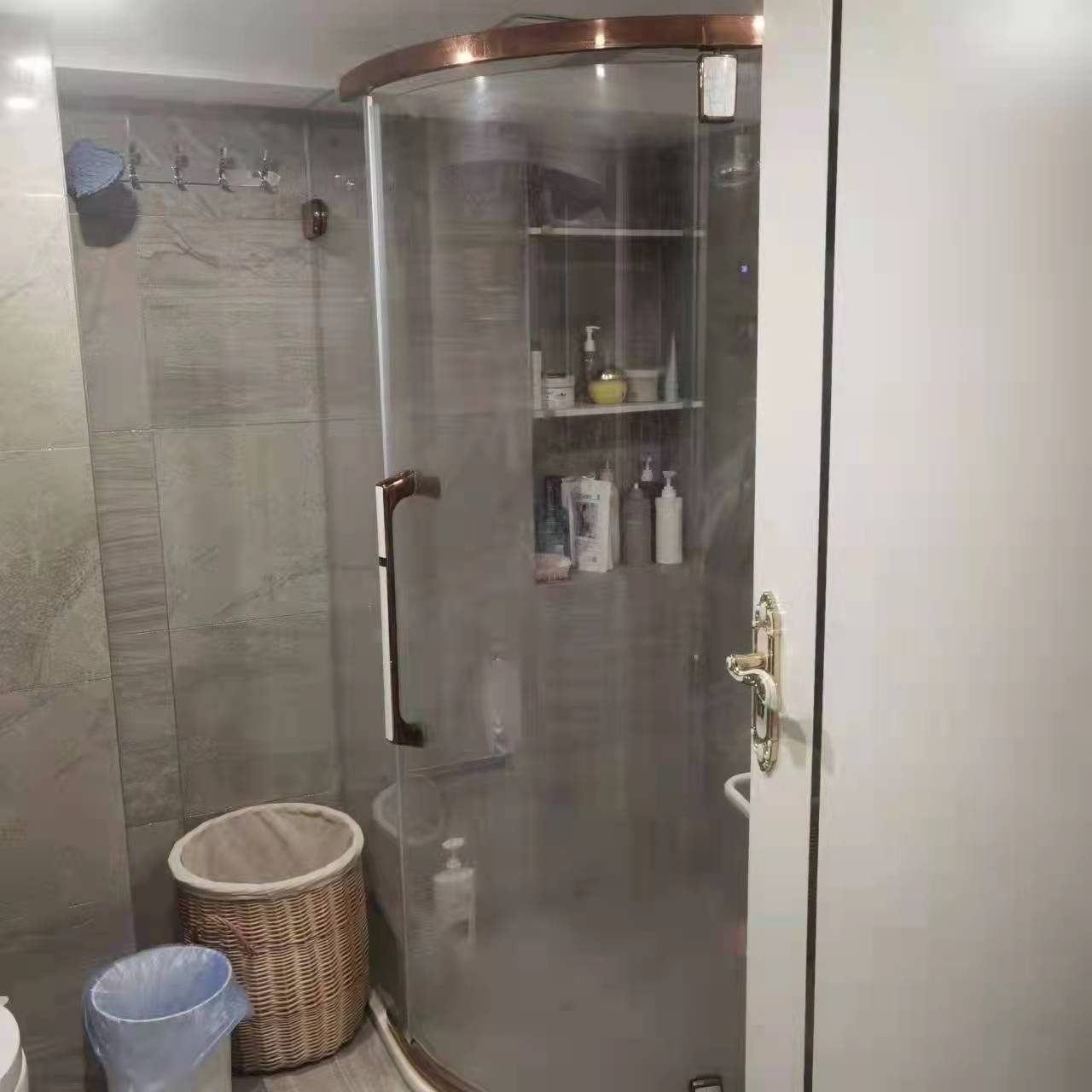 恒隆国际 2室1厅1卫 70m&sup2;