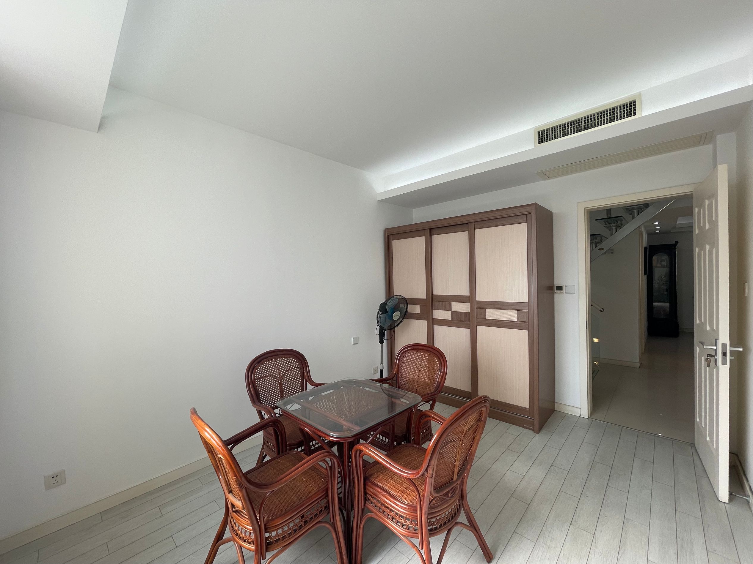 凤凰莱茵苑 5室2厅2卫 216.00m&sup2;