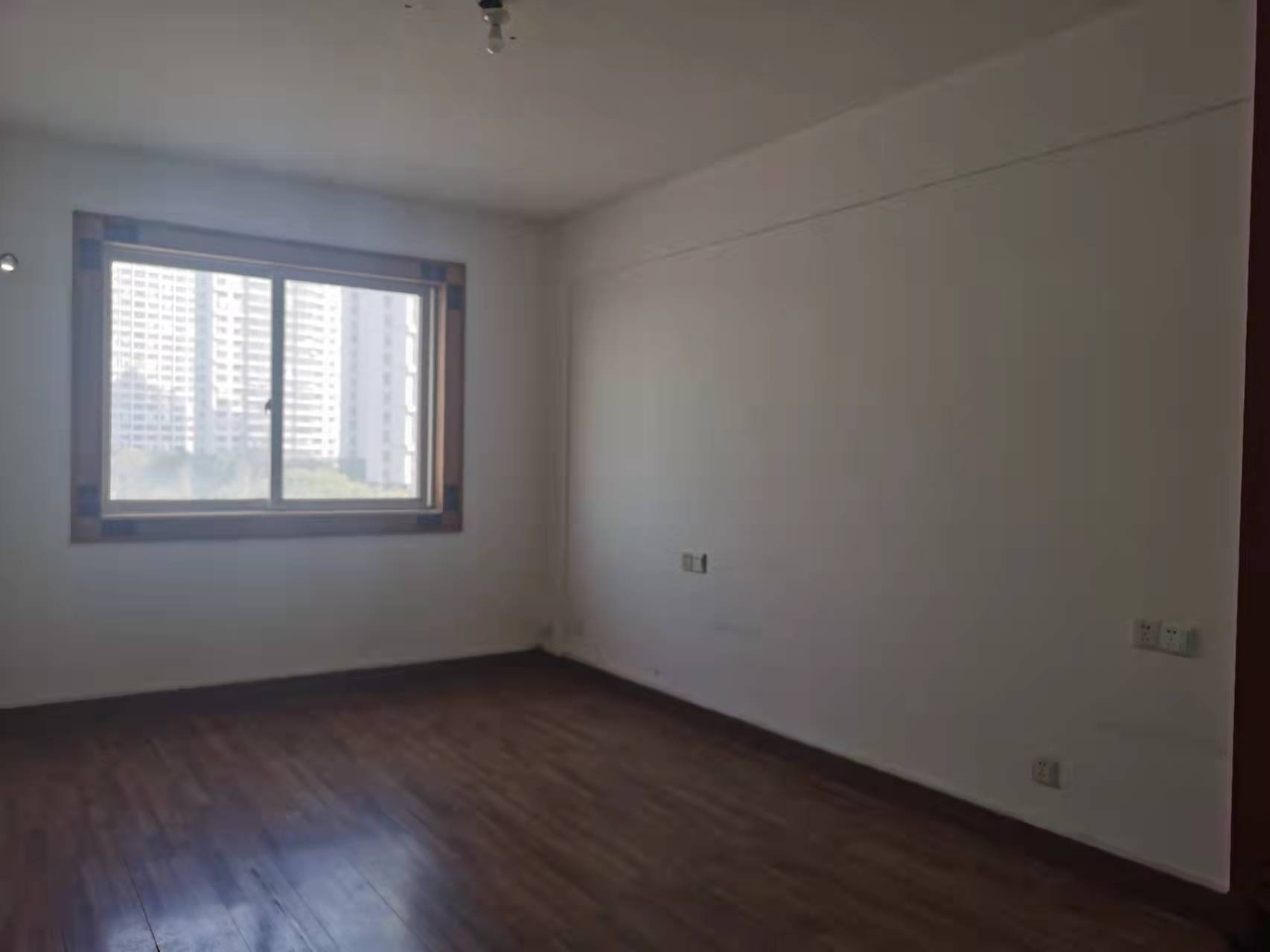 天虹公寓 4室2厅2卫 186.8m&sup2;