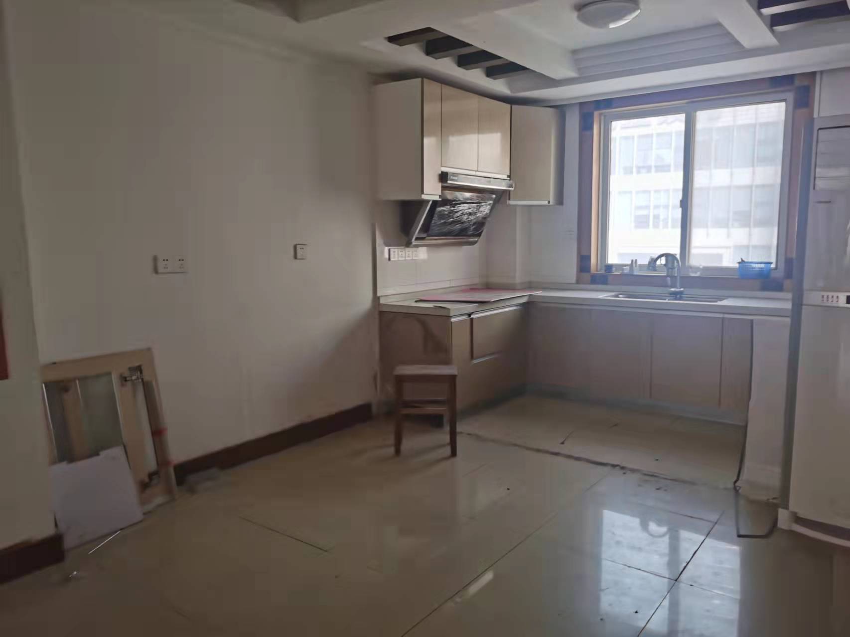 天虹公寓 4室2厅2卫 186.8m&sup2;
