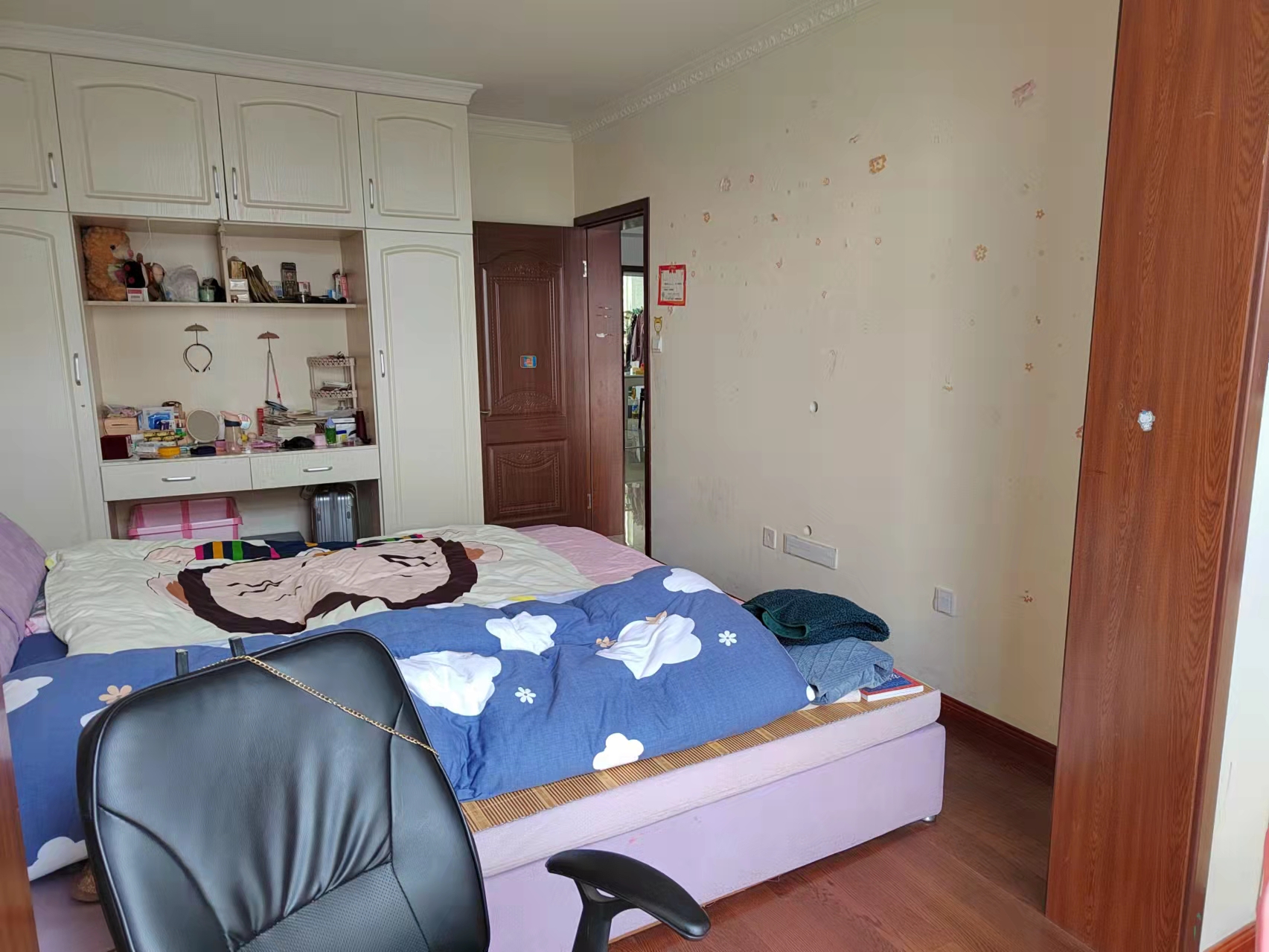 春天花园 4室2厅2卫 130m²