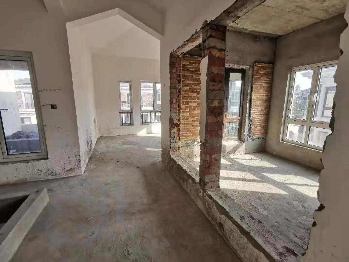顺发御园 5室2厅4卫 310m²