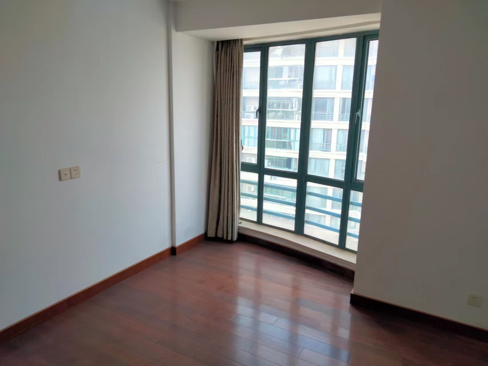 凤凰莱茵苑 4室2厅2卫 163m&sup2;