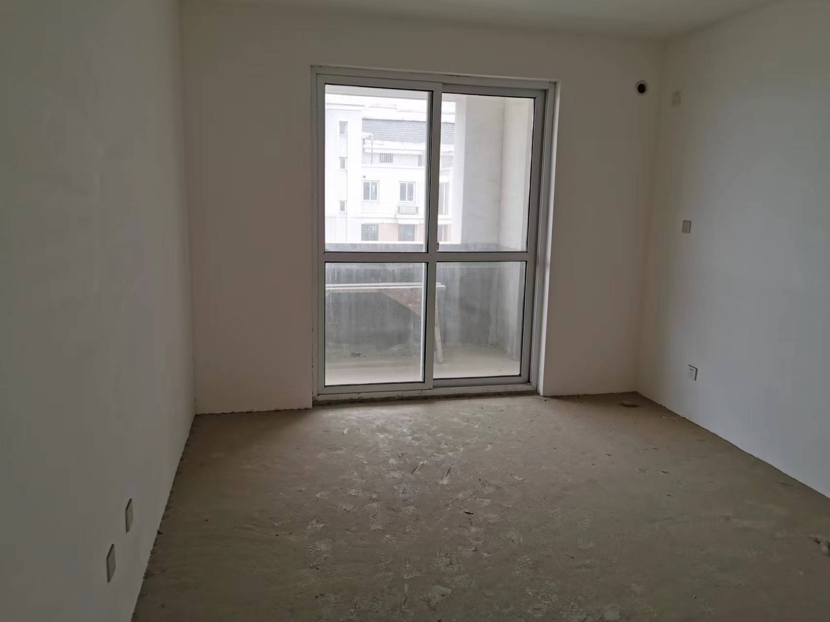 兴飞花苑 4室2厅1卫 153m&sup2;