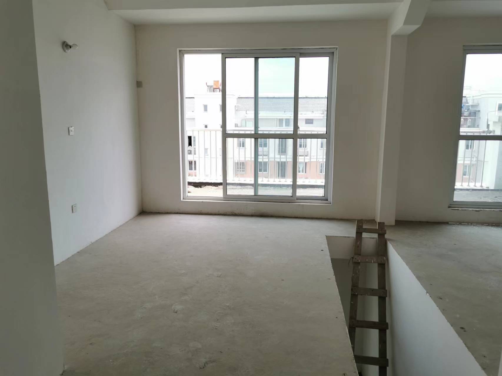 兴飞花苑 4室2厅1卫 153m&sup2;