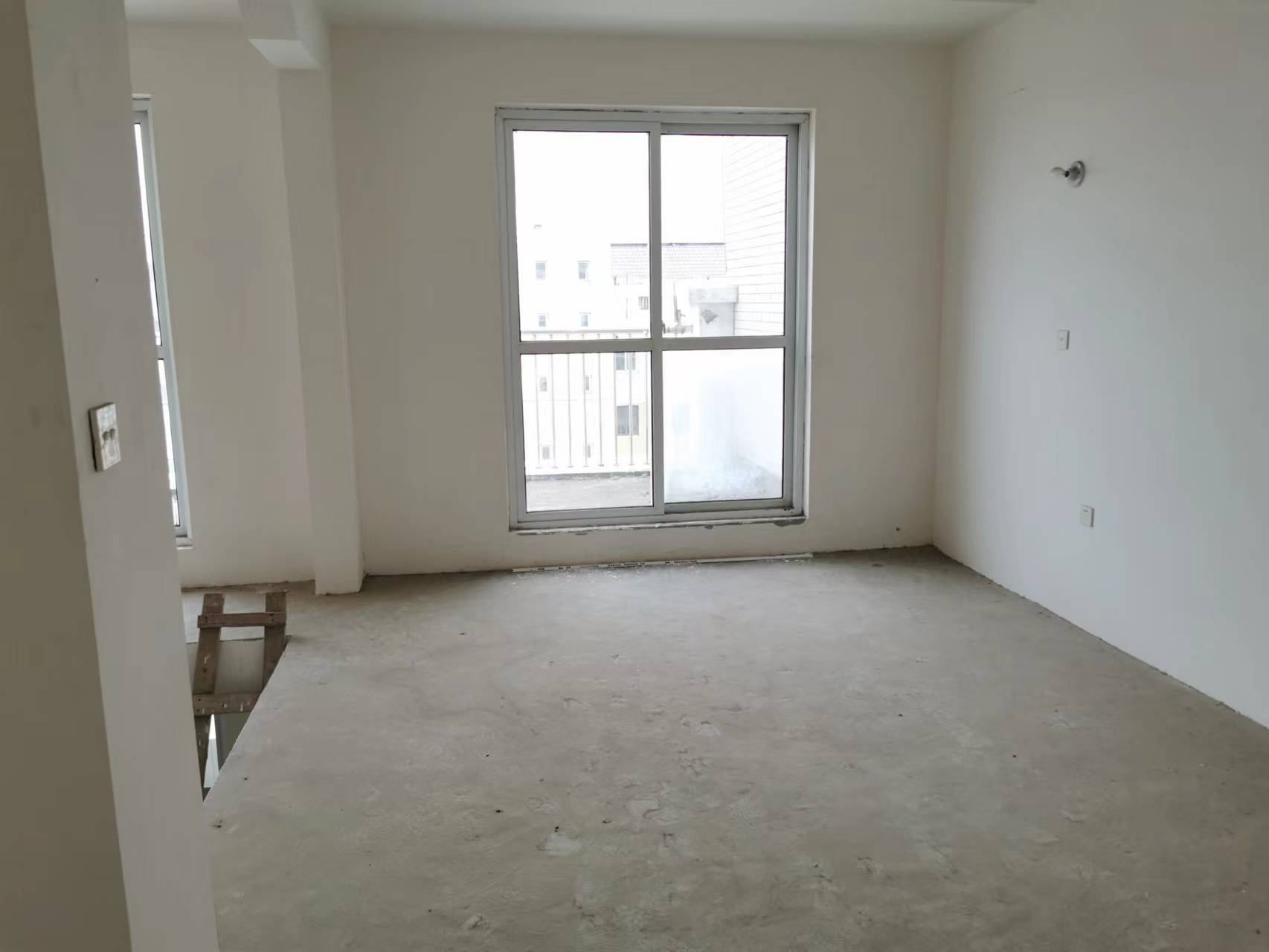 兴飞花苑 4室2厅1卫 153m&sup2;