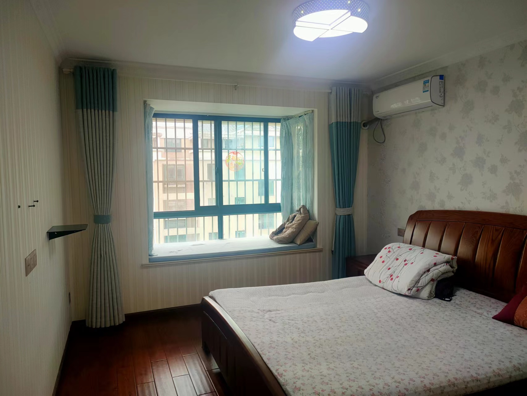 新城小区 4室2厅2卫 90.00m&sup2;