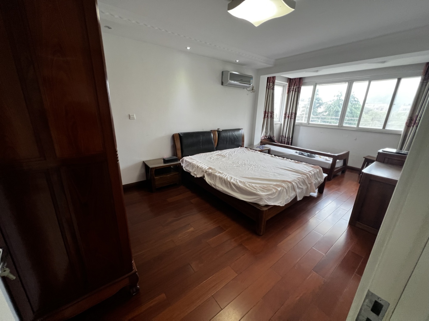 滨江花园 4室2厅1卫 135.00m&sup2;