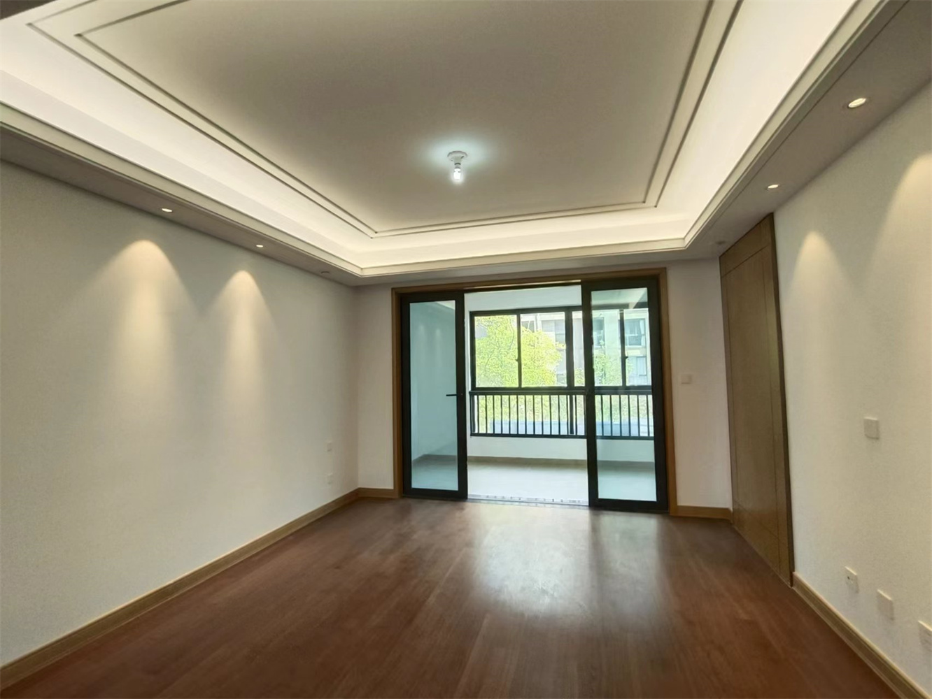 万濠瑜园 4室2厅2卫 165m²