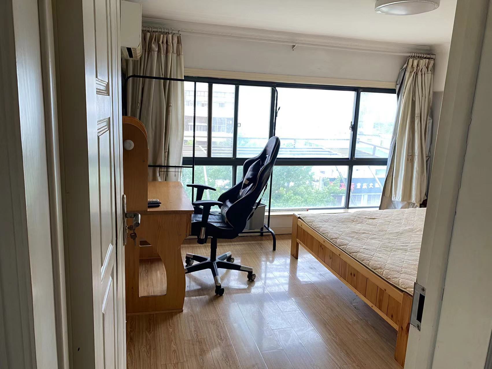 鸿运大厦 1室1厅1卫 65m&sup2;