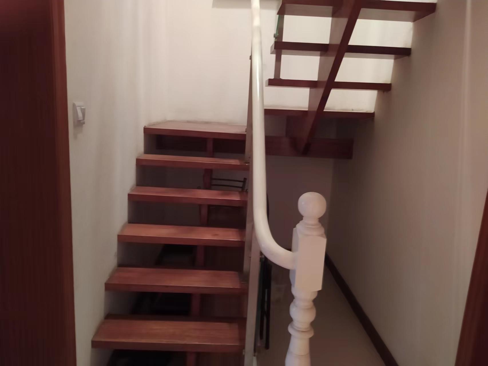 越江新村 4室2厅1卫 200m&sup2;