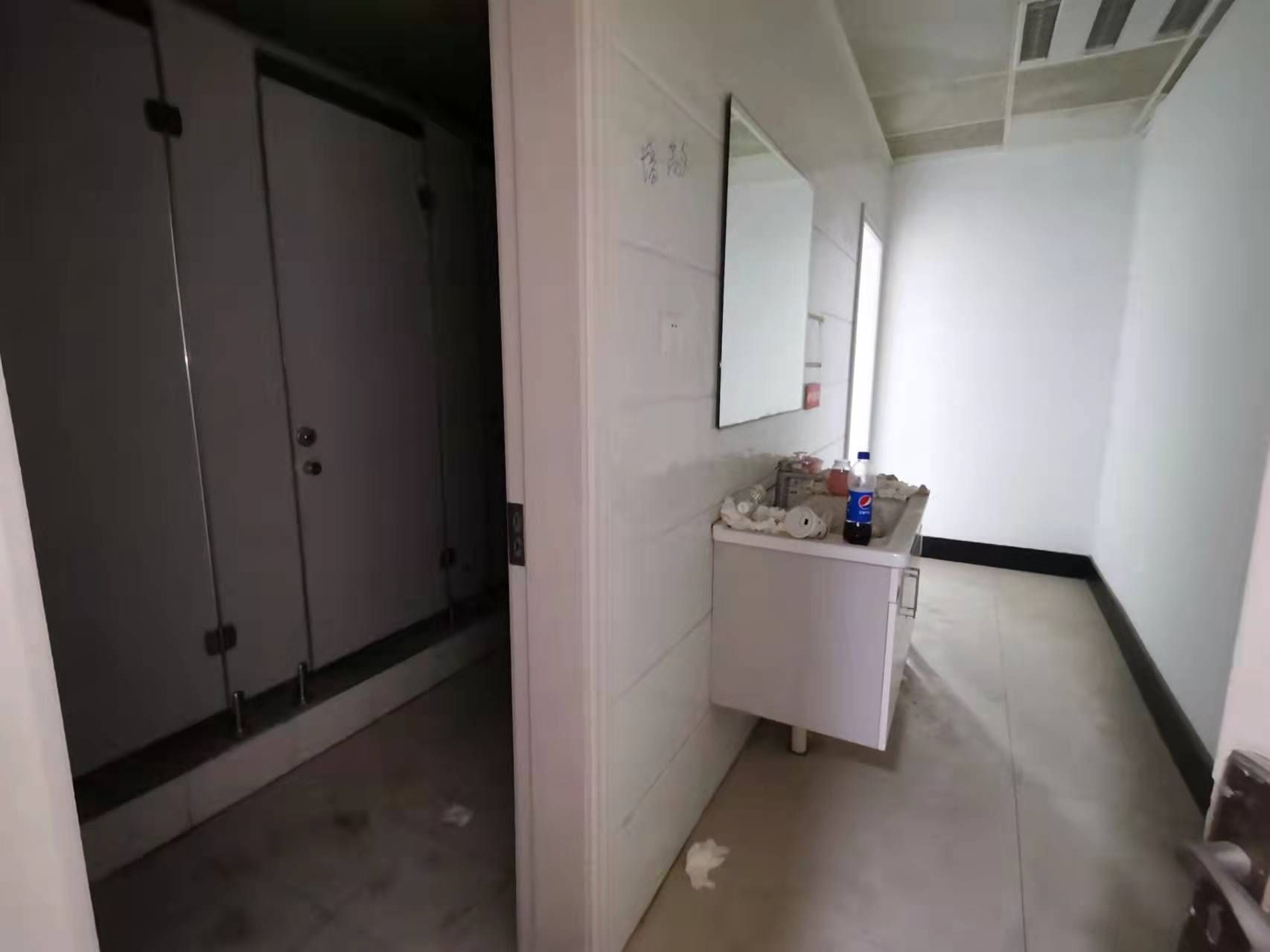 中南世纪城南区 1室1厅1卫 800m&sup2;