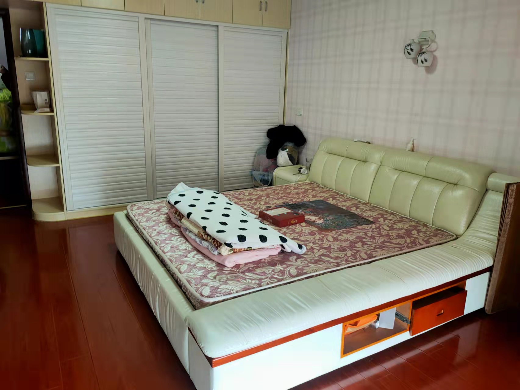 海韵花园 3室2厅1卫 145m&sup2;
