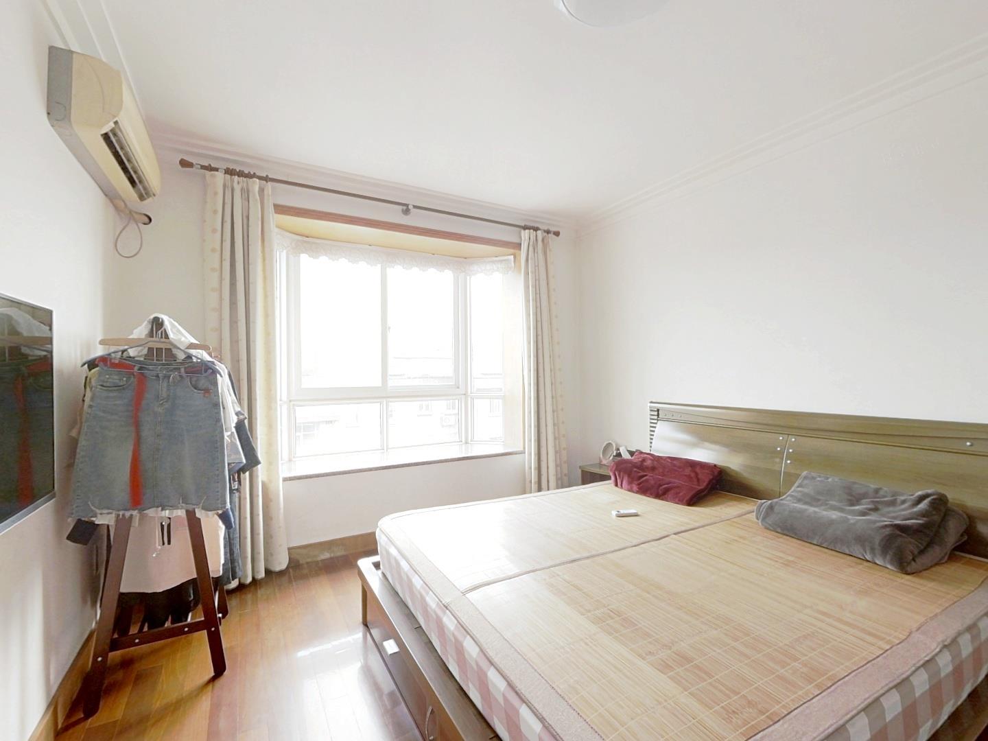 虹景园 4室2厅2卫 148m&sup2;
