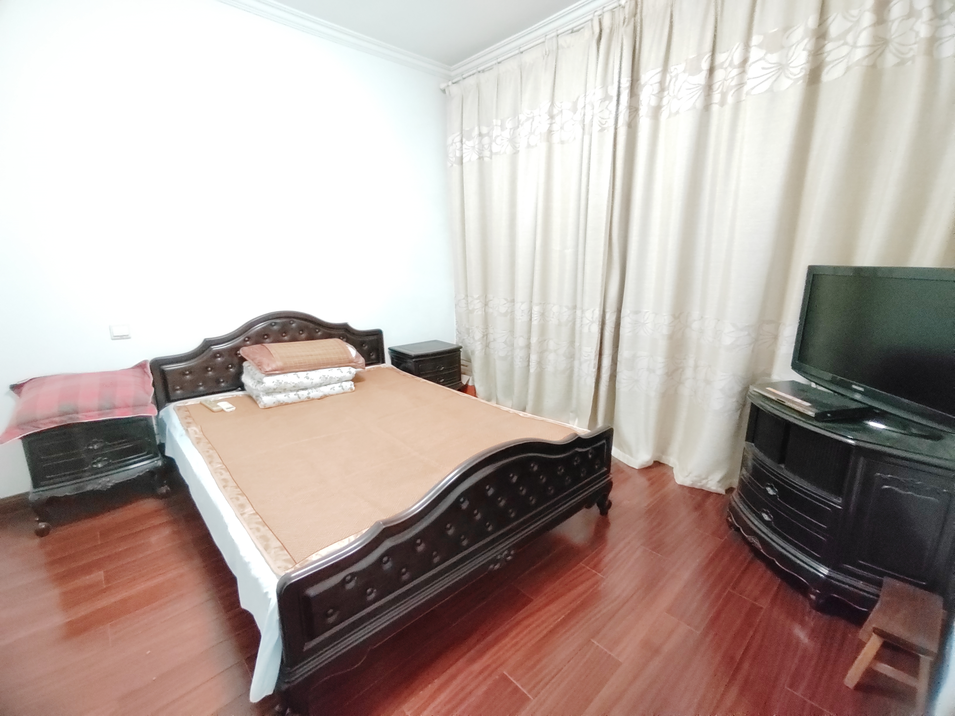 东郊庄园 5室2厅3卫 307m&sup2;