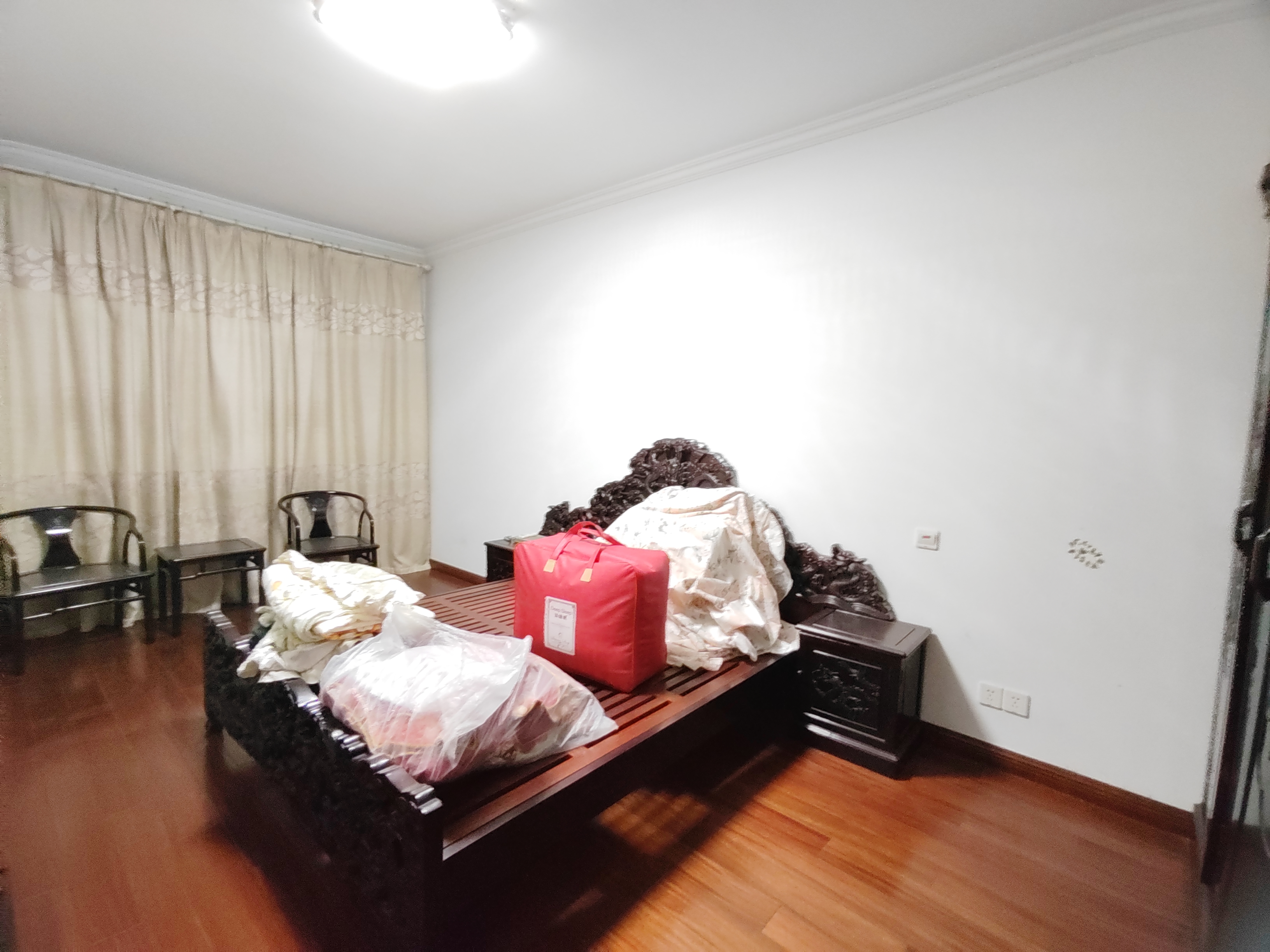 东郊庄园 5室2厅3卫 307m&sup2;