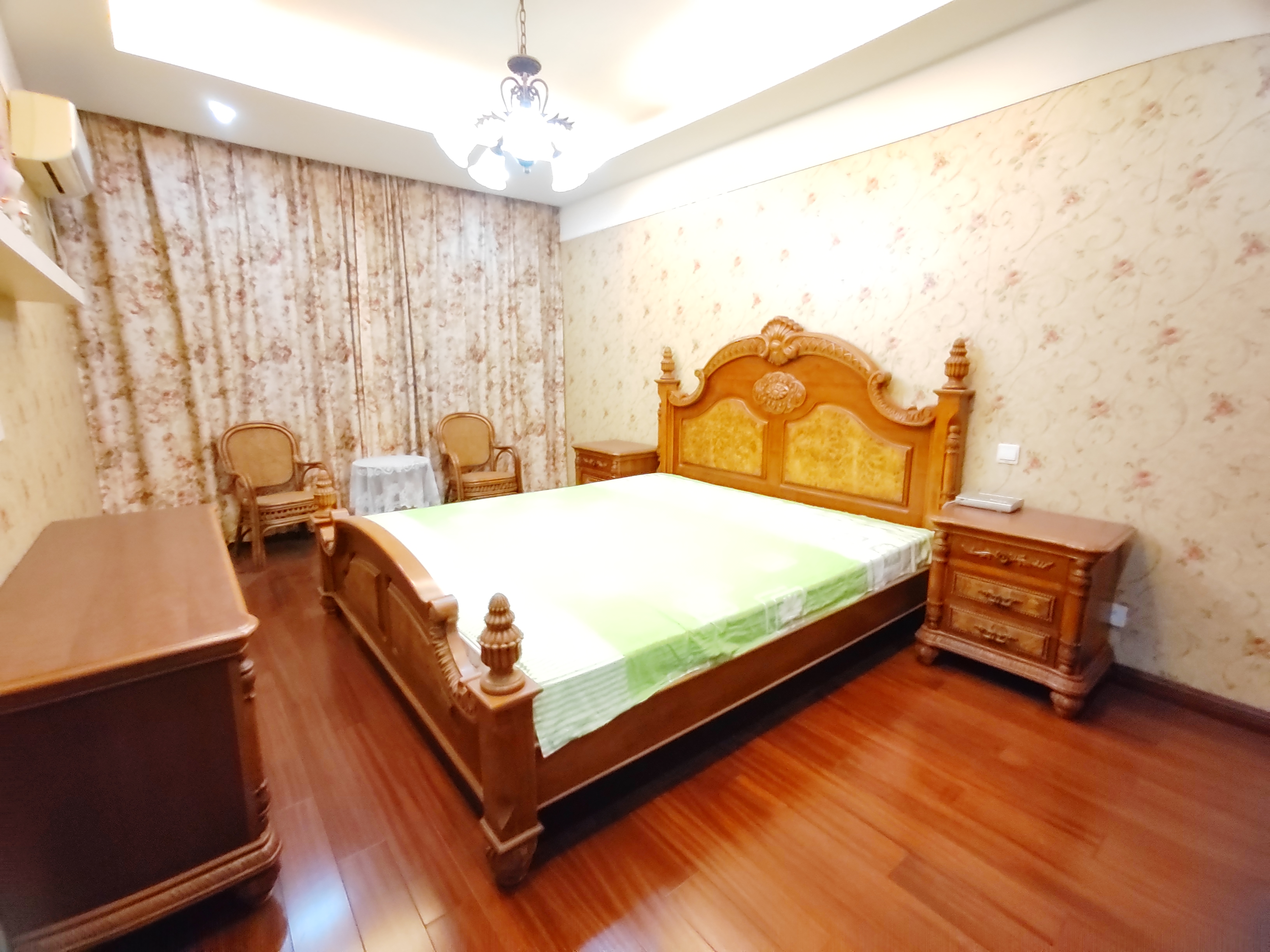 东郊庄园 5室2厅3卫 307m&sup2;
