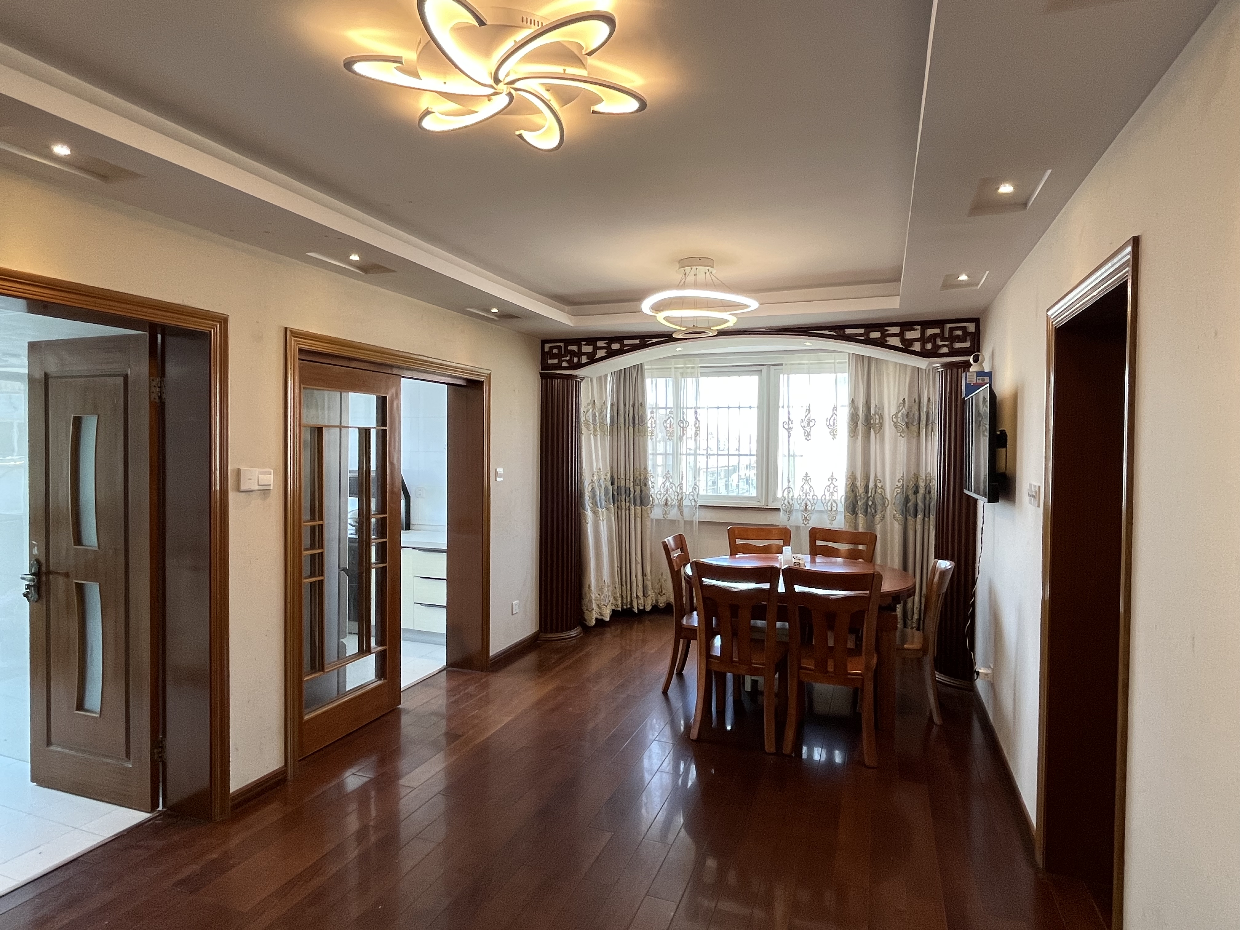 天馨花苑 5室2厅2卫 136.99m²