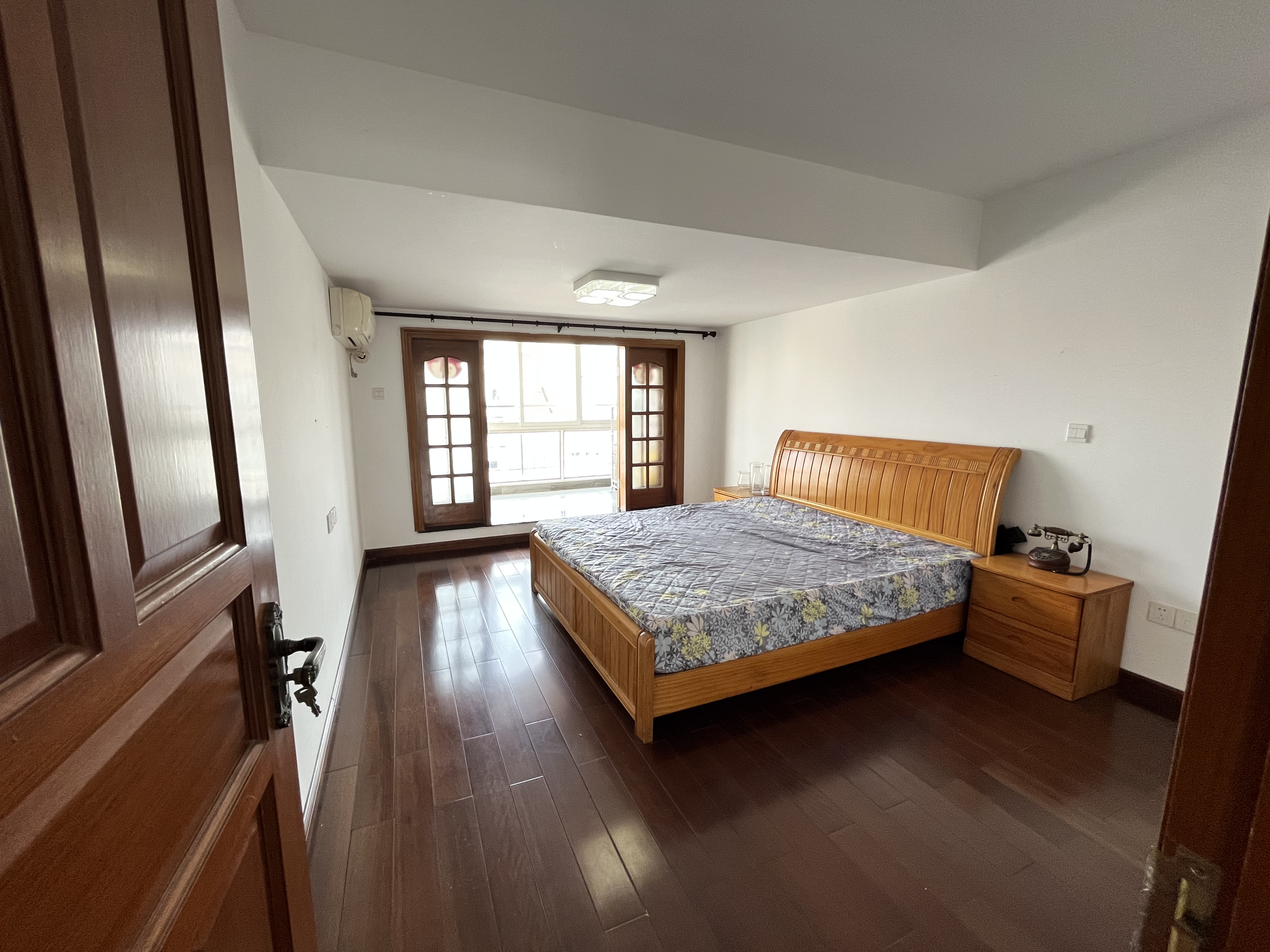 天馨花苑 5室2厅2卫 136.99m²
