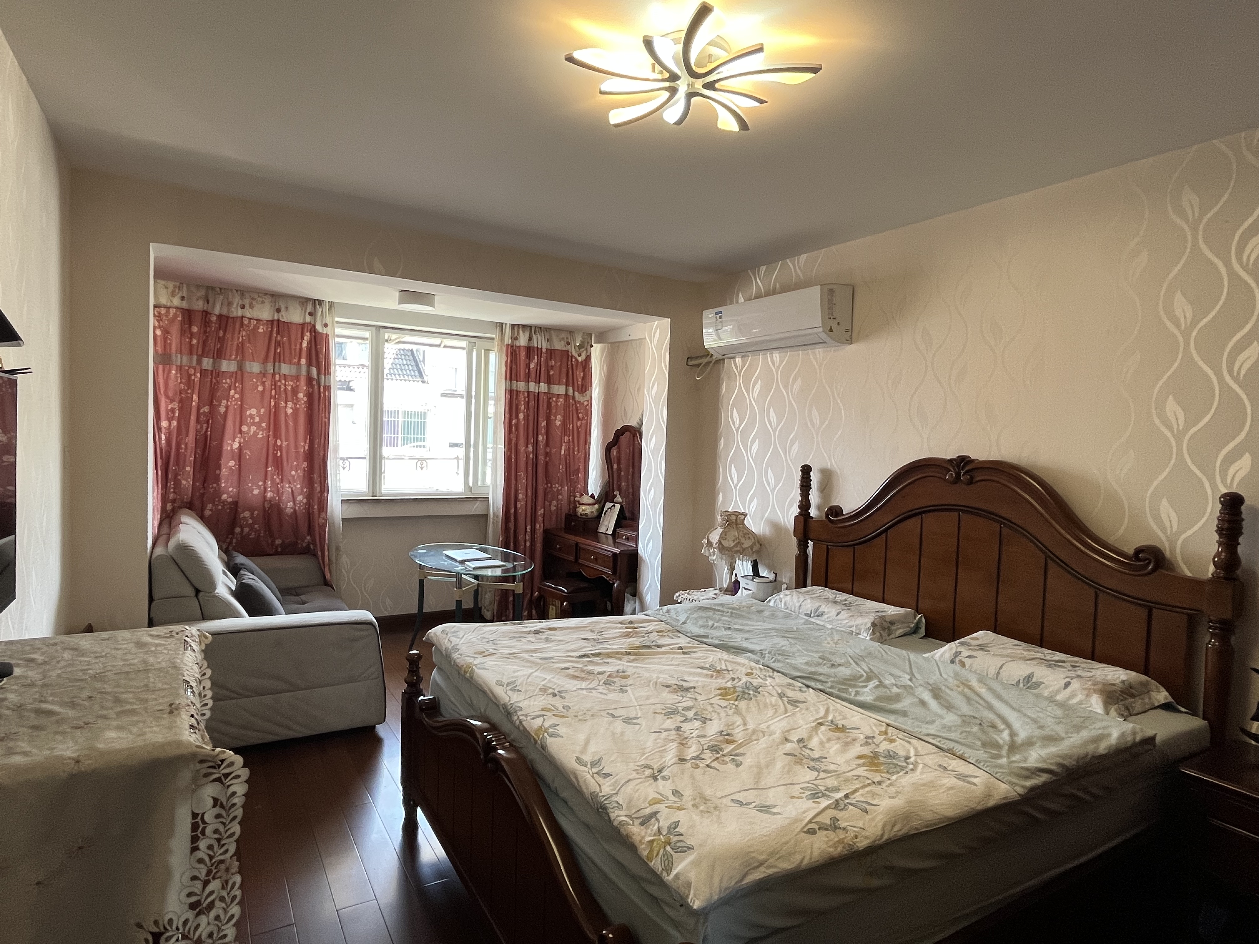 天馨花苑 5室2厅2卫 136.99m²