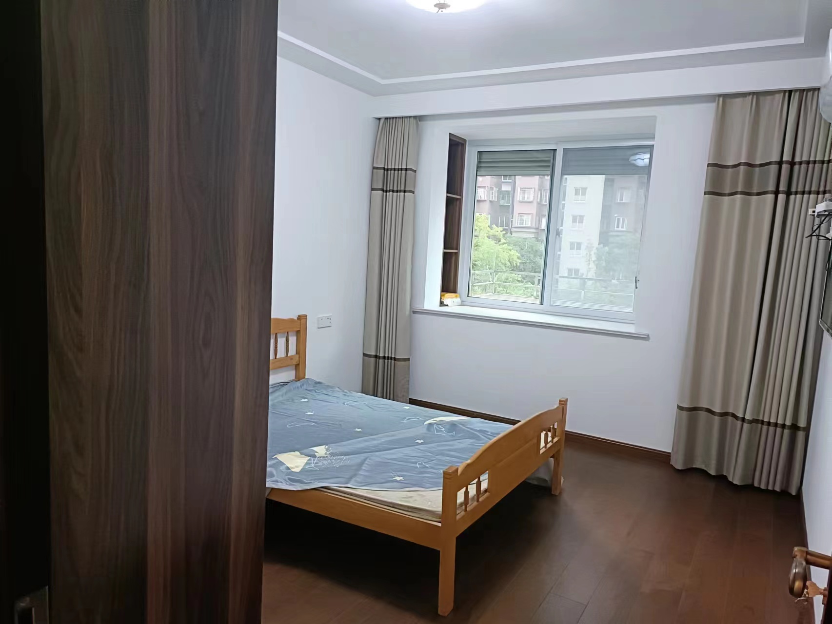 龙湖佳苑 3室2厅1卫 135m&sup2;