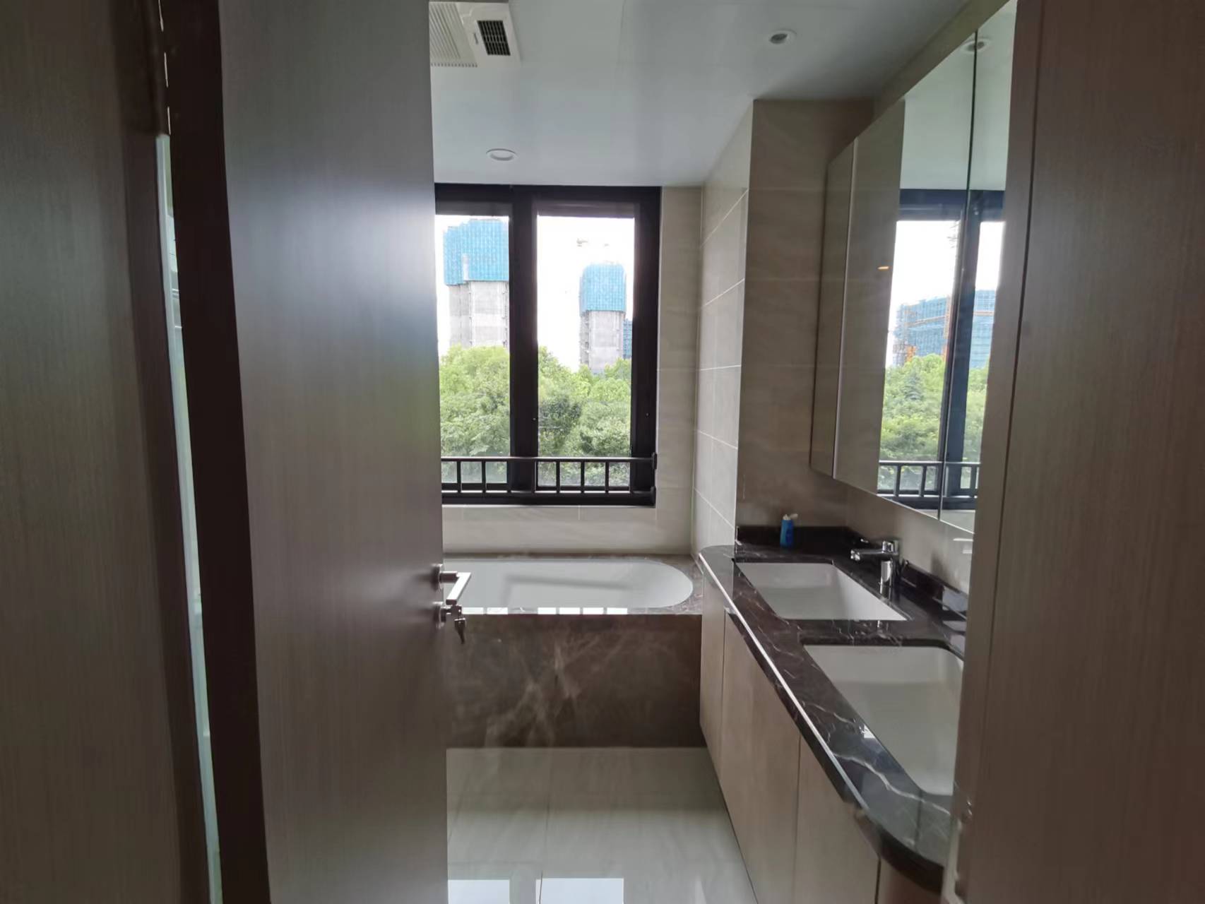 绿城&middot;诚园 4室2厅2卫 158m&sup2;