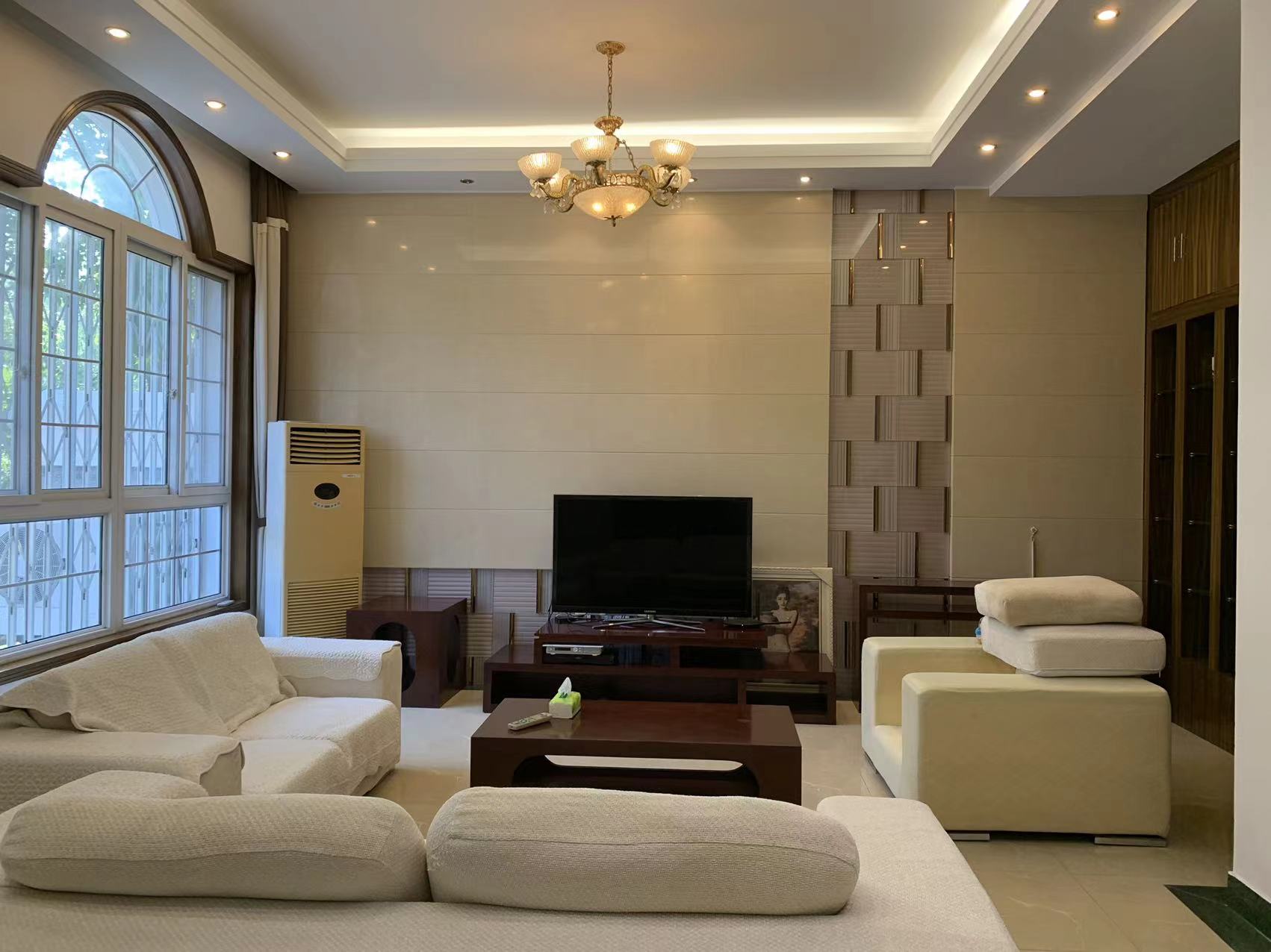 星湖花园 4室2厅2卫 280.00m&sup2;