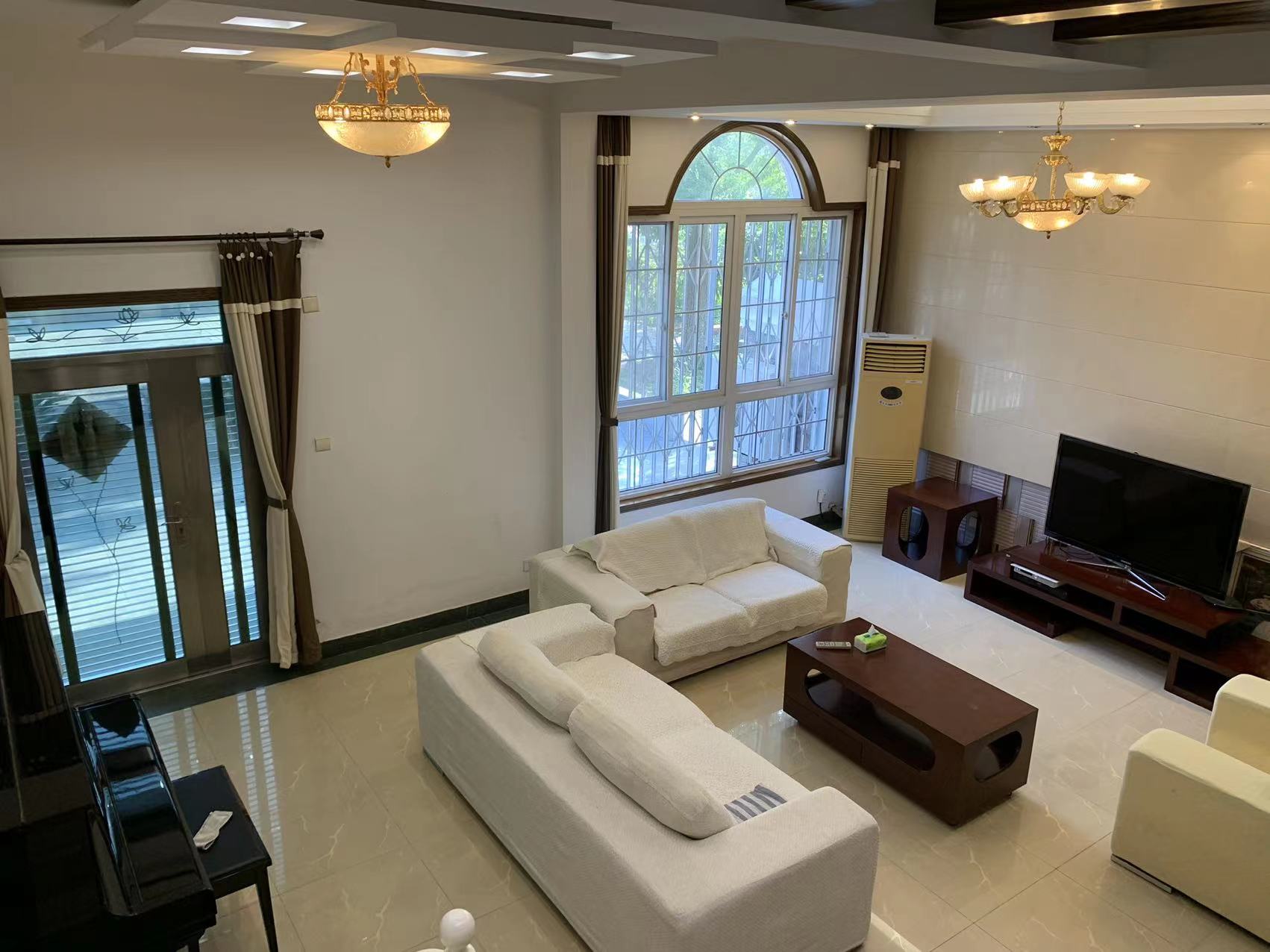 星湖花园 4室2厅2卫 280.00m&sup2;