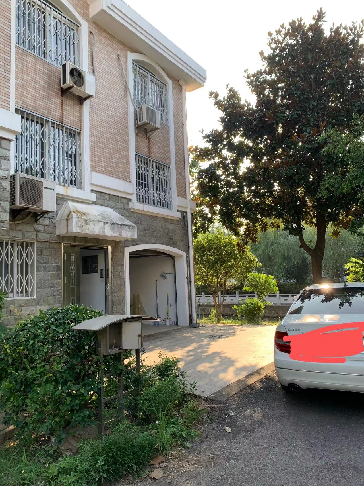 星湖花园 4室2厅2卫 280.00m&sup2;