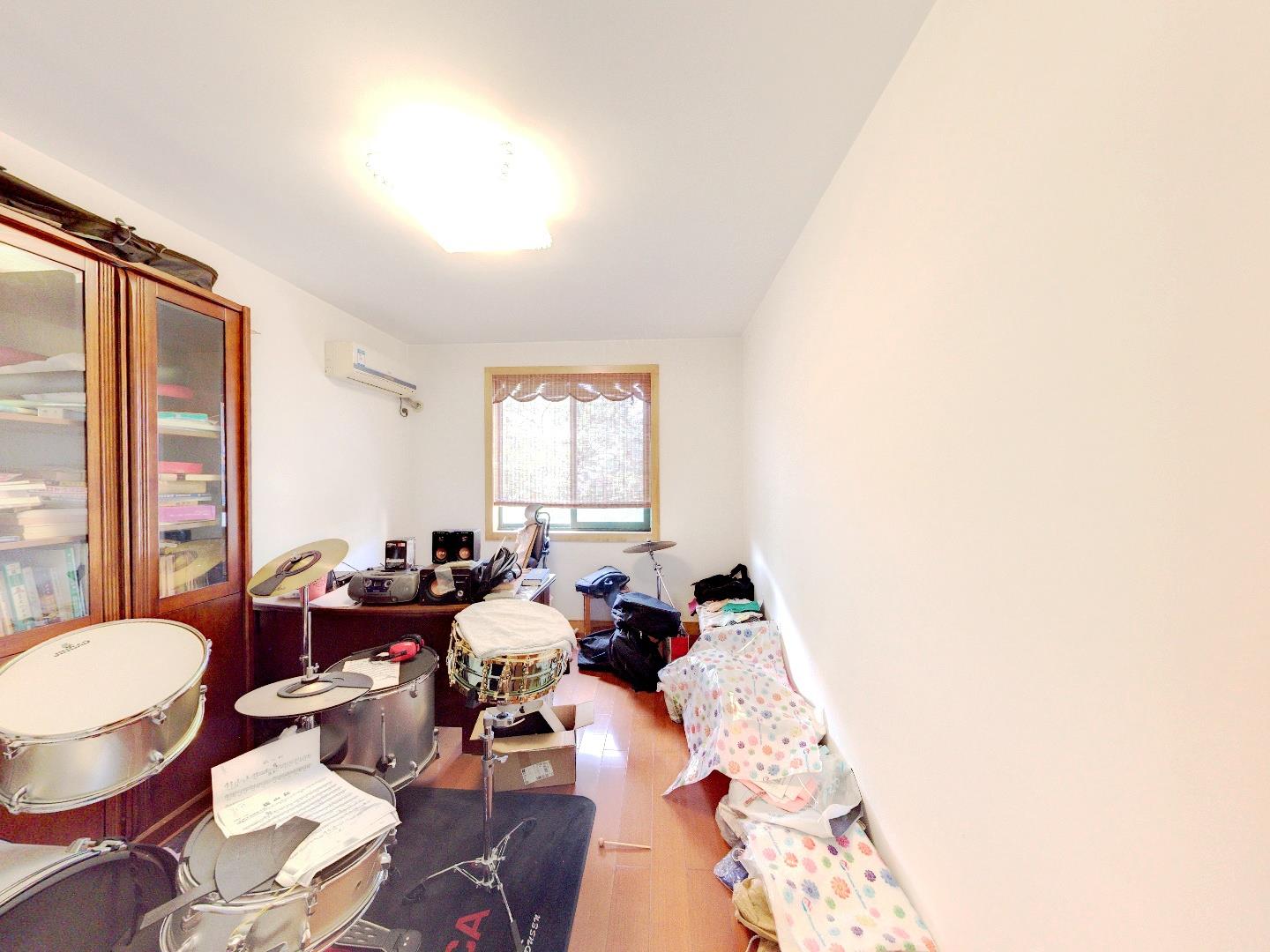 星湖花园 7室2厅3卫 187.2m&sup2;