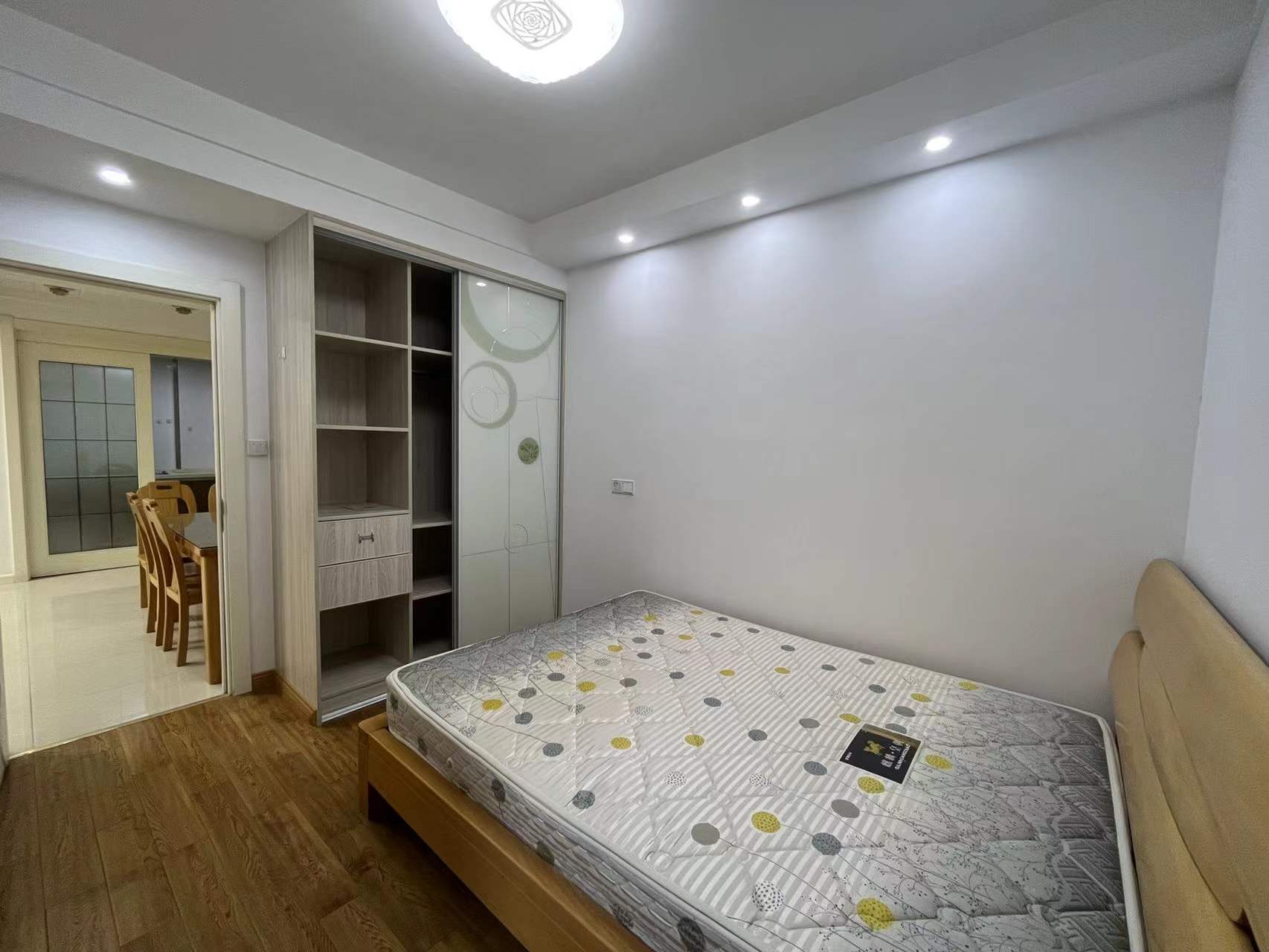 华强城 3室2厅1卫 102m²