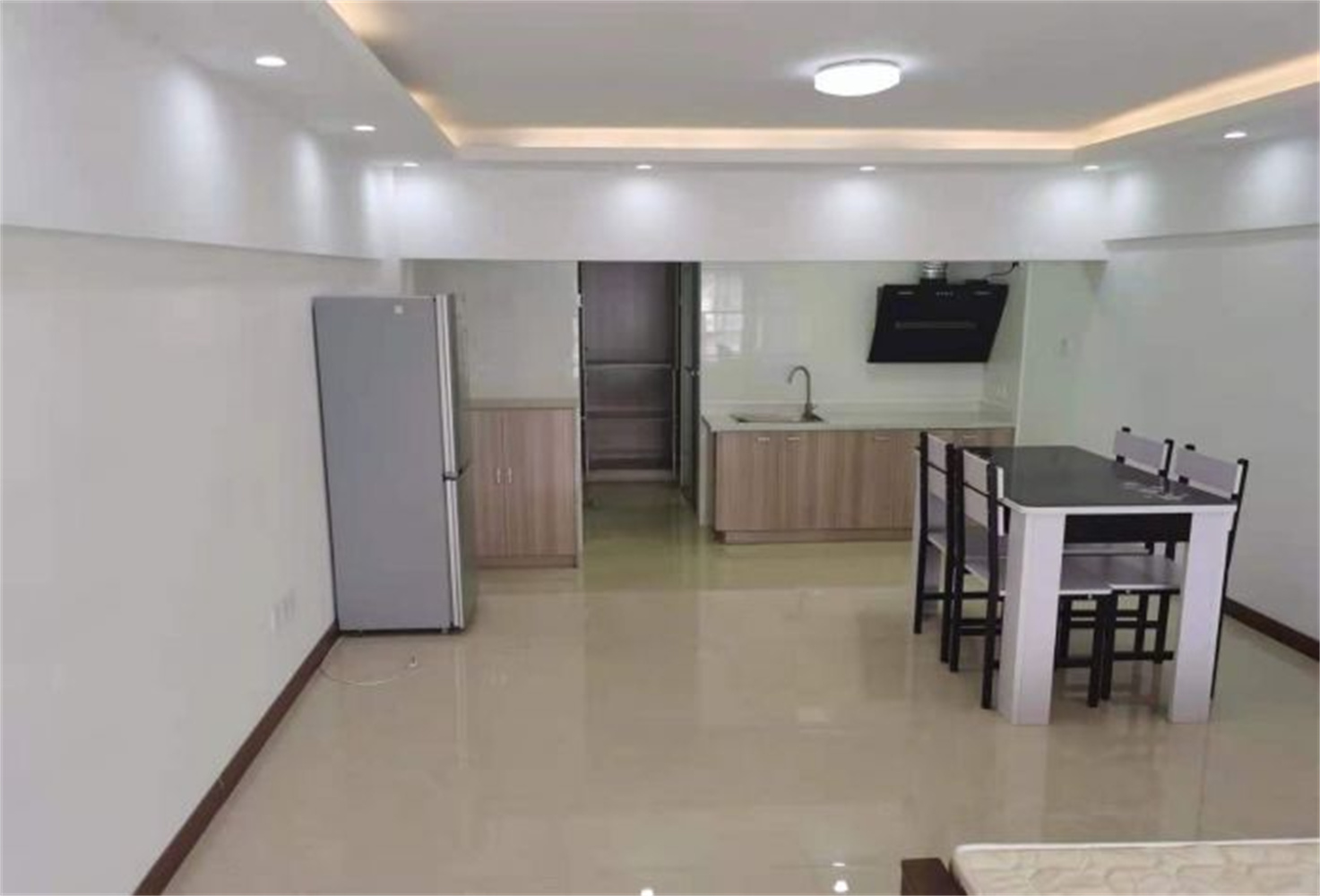 鸿运大厦 2室2厅2卫 67m²