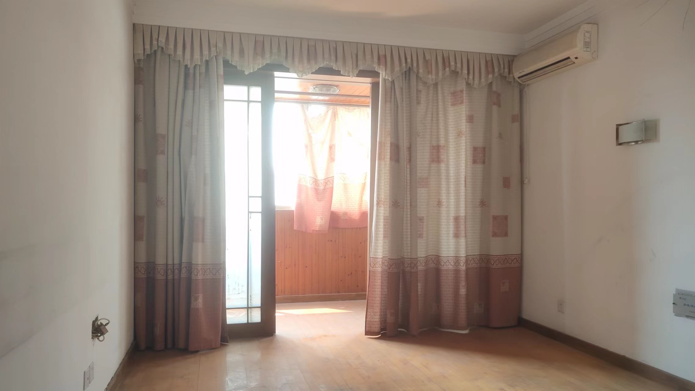 城港新村 4室2厅1卫 136m&sup2;