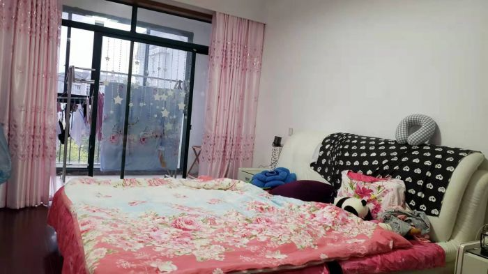 星湖花园 4室2厅2卫 225m&sup2;