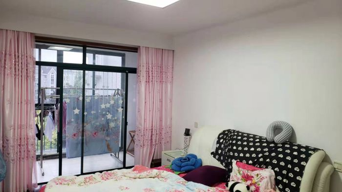 星湖花园 4室2厅2卫 225m&sup2;