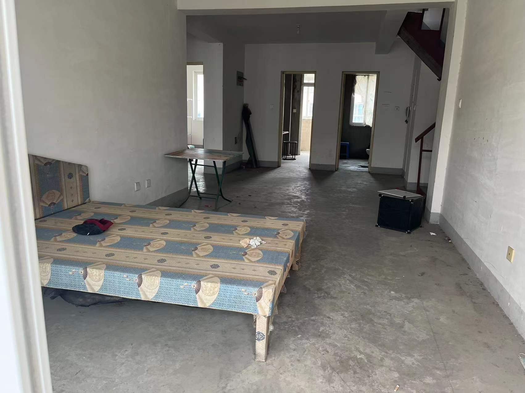 新港花苑 5室2厅2卫 105m&sup2;