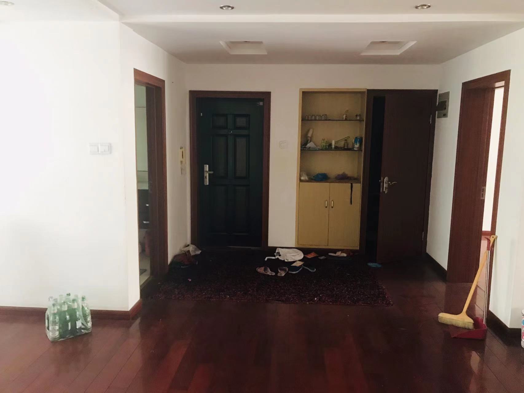 滨河东城 3室2厅1卫 135m&sup2;