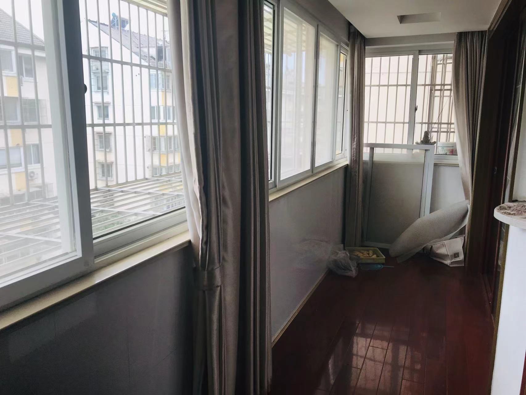 滨河东城 3室2厅1卫 135m&sup2;