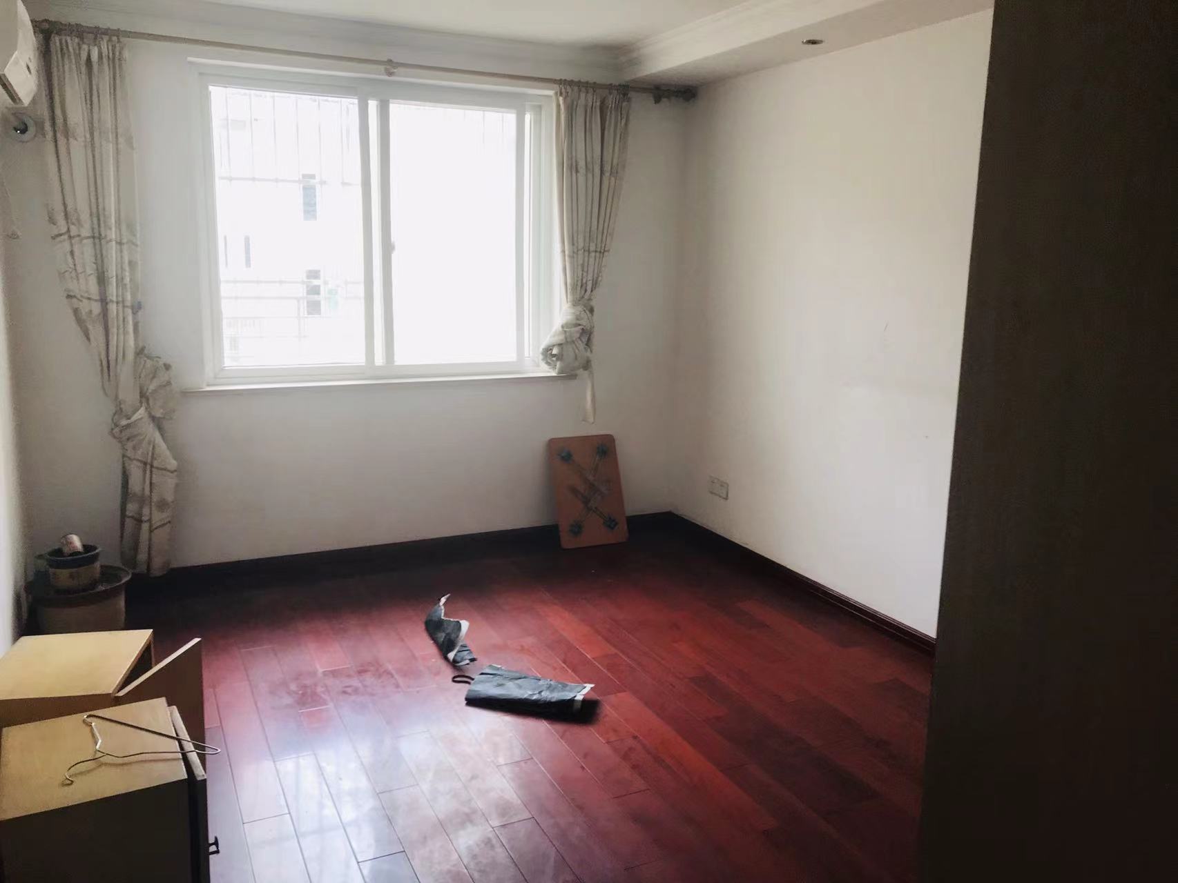 滨河东城 3室2厅1卫 135m&sup2;