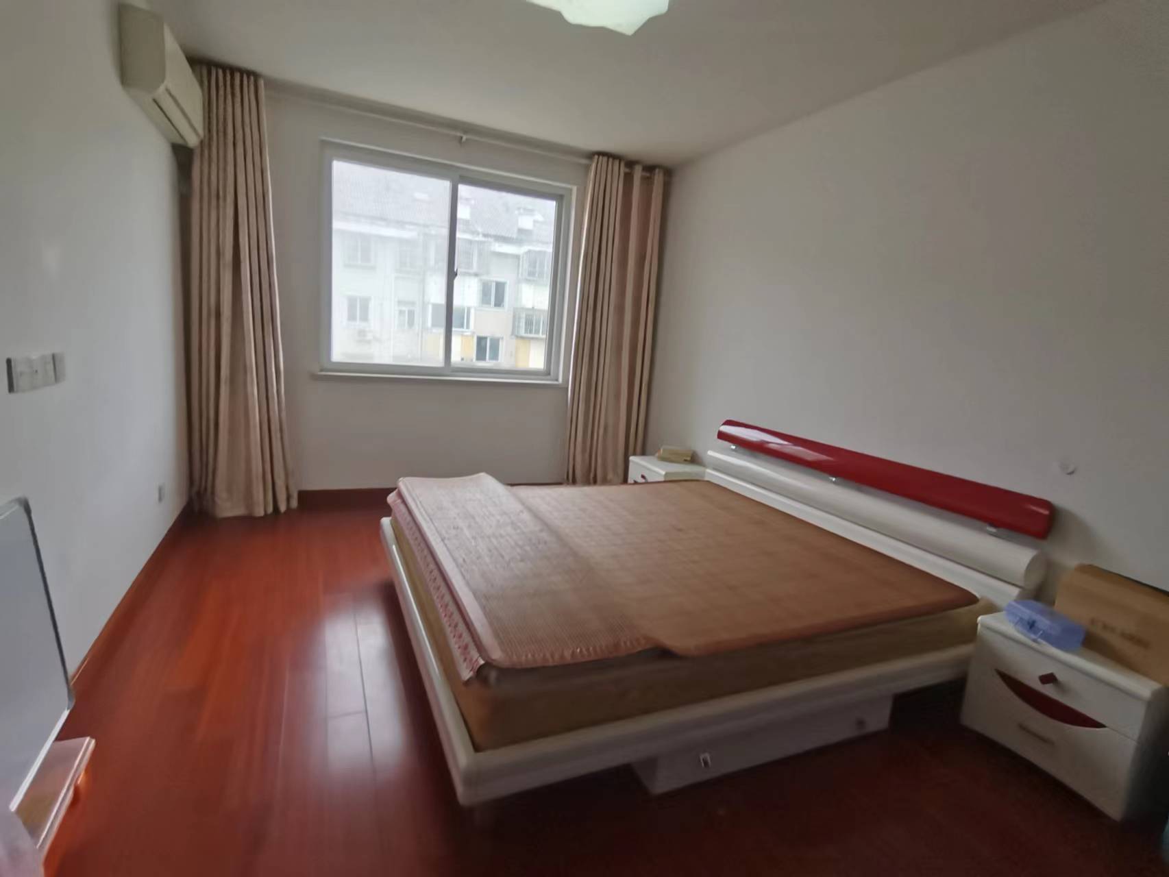 滨河东城 3室2厅1卫 135m&sup2;