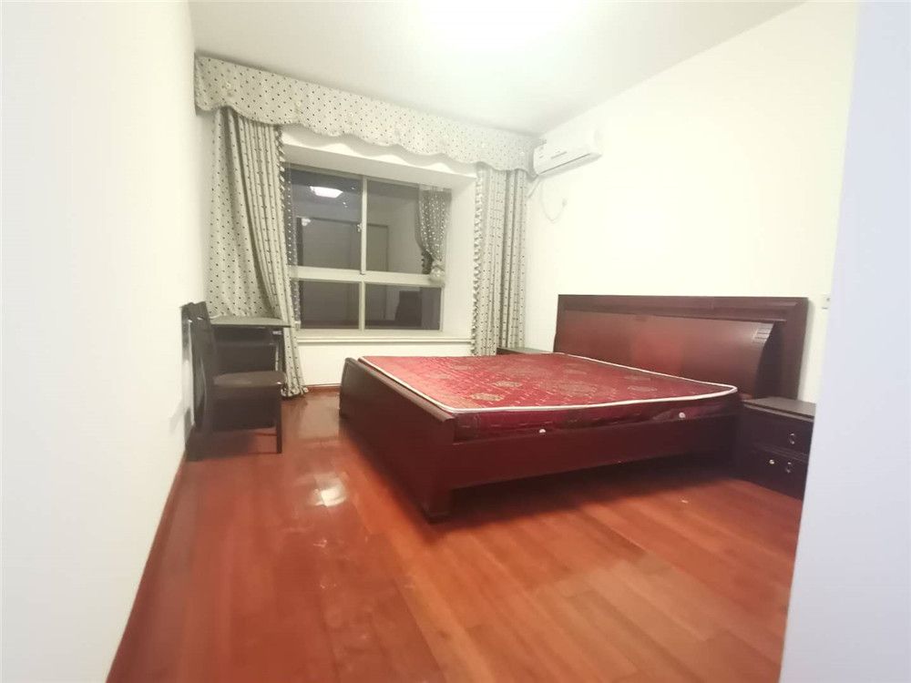 润华国际中心 3室2厅2卫 137m&sup2;