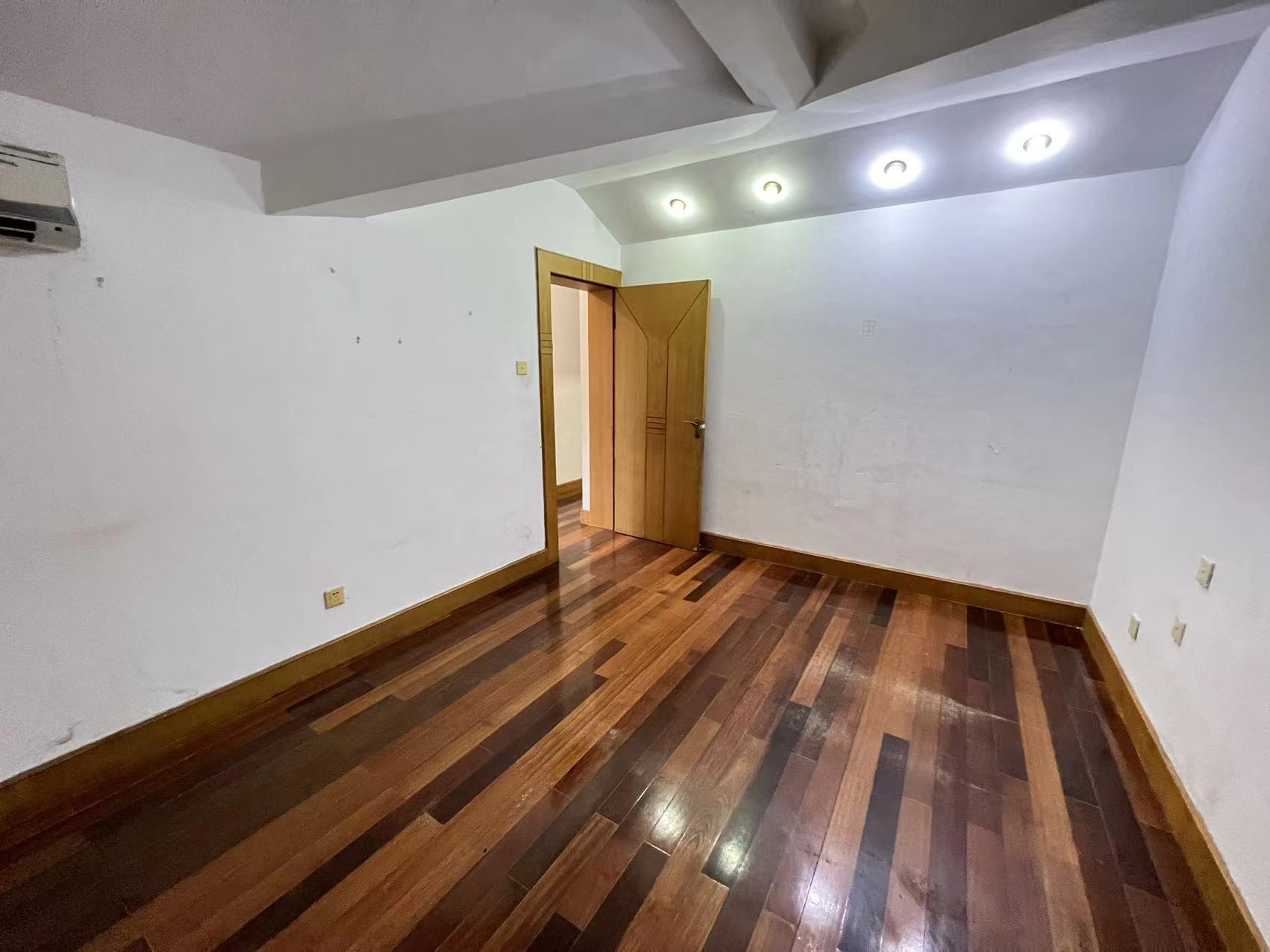 北濠桥东村 4室1厅2卫 108m&sup2;