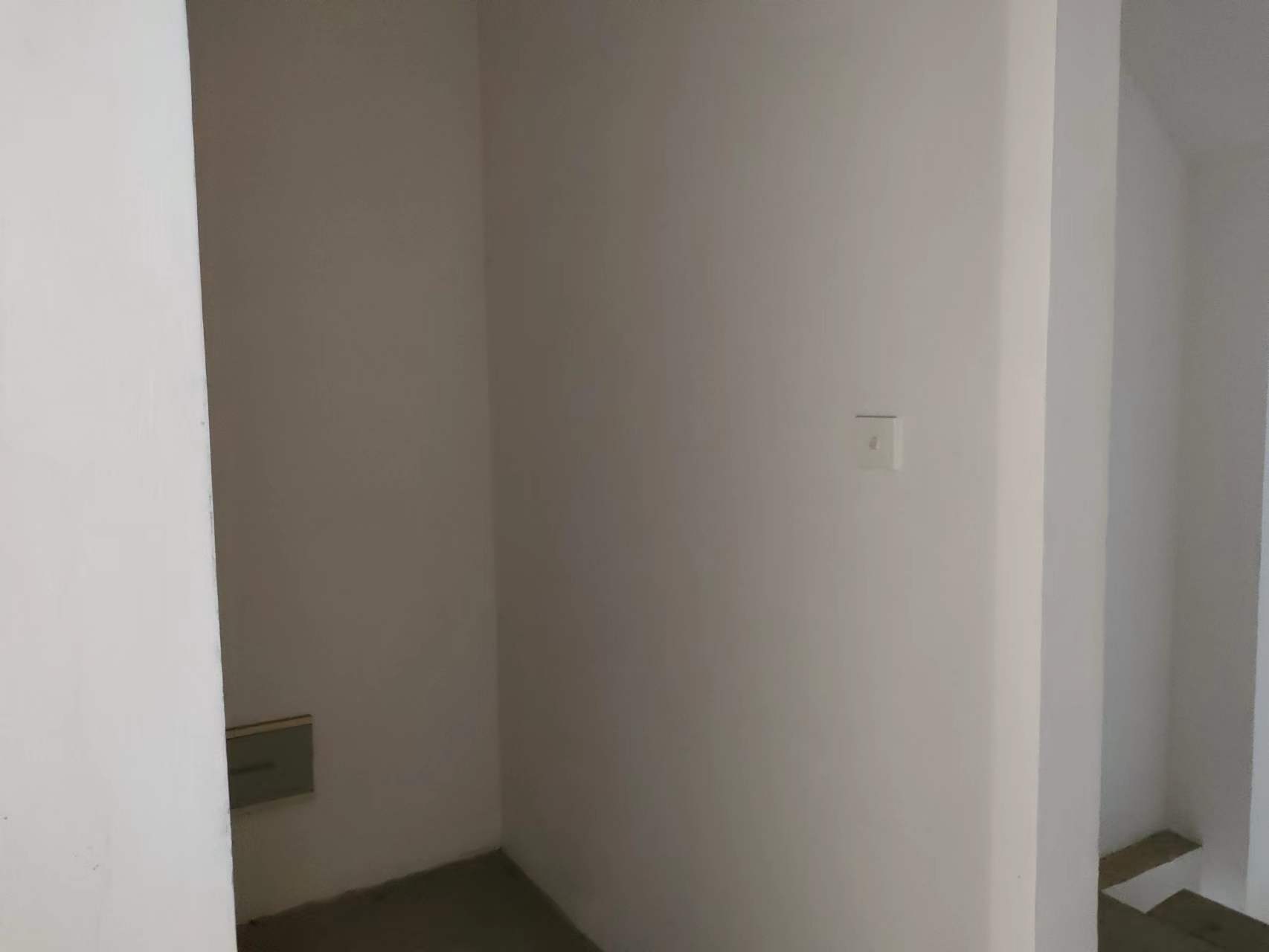 军山花园 4室2厅2卫 189m&sup2;
