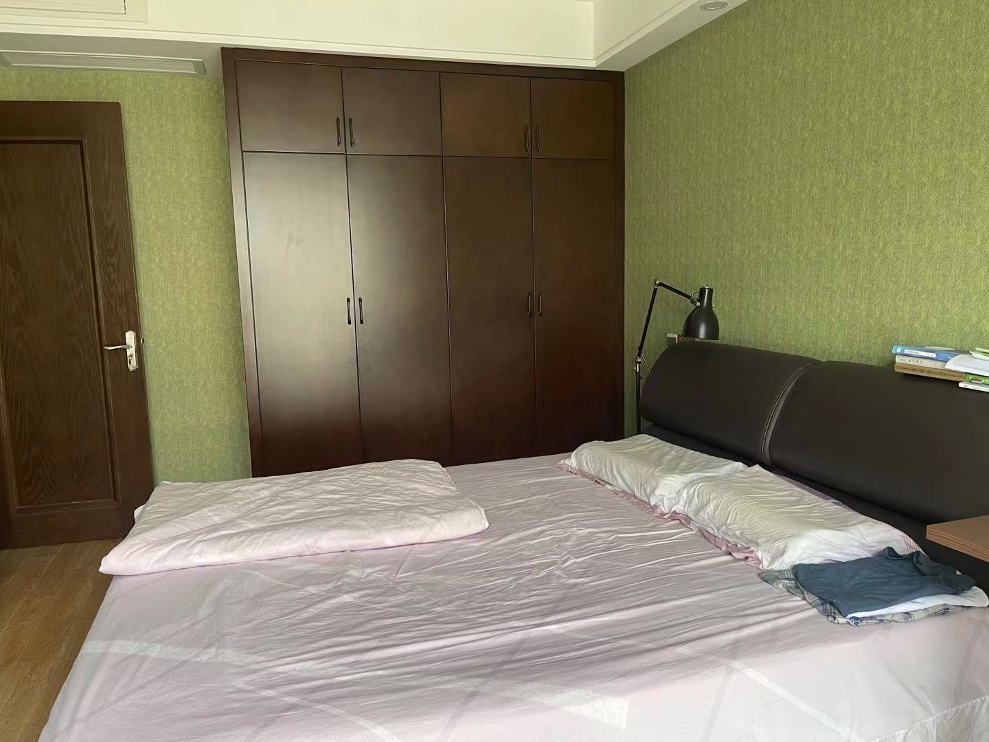 星湖花园 4室2厅2卫 212.8m&sup2;