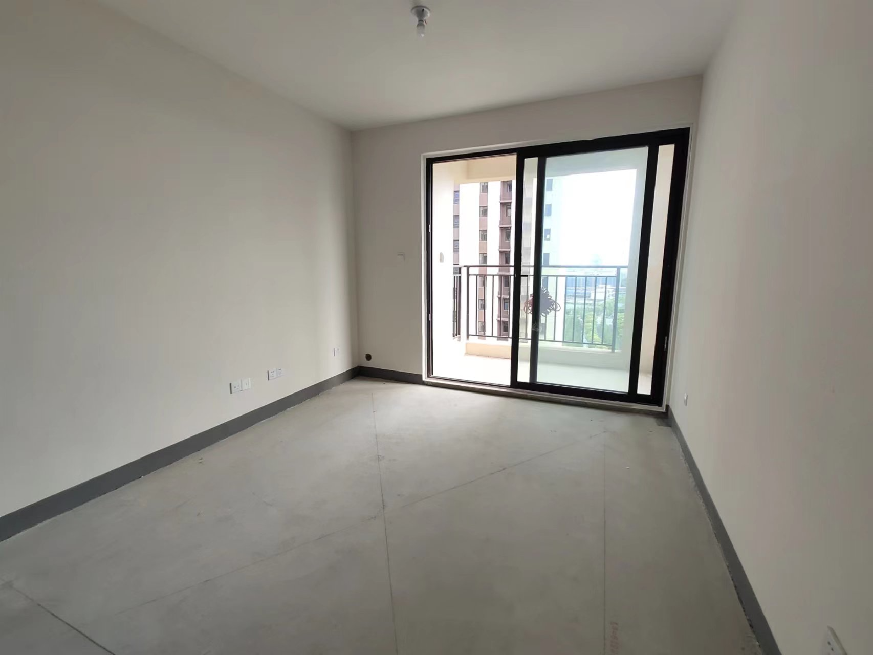 绿地新里城 3室2厅2卫 115m&sup2;