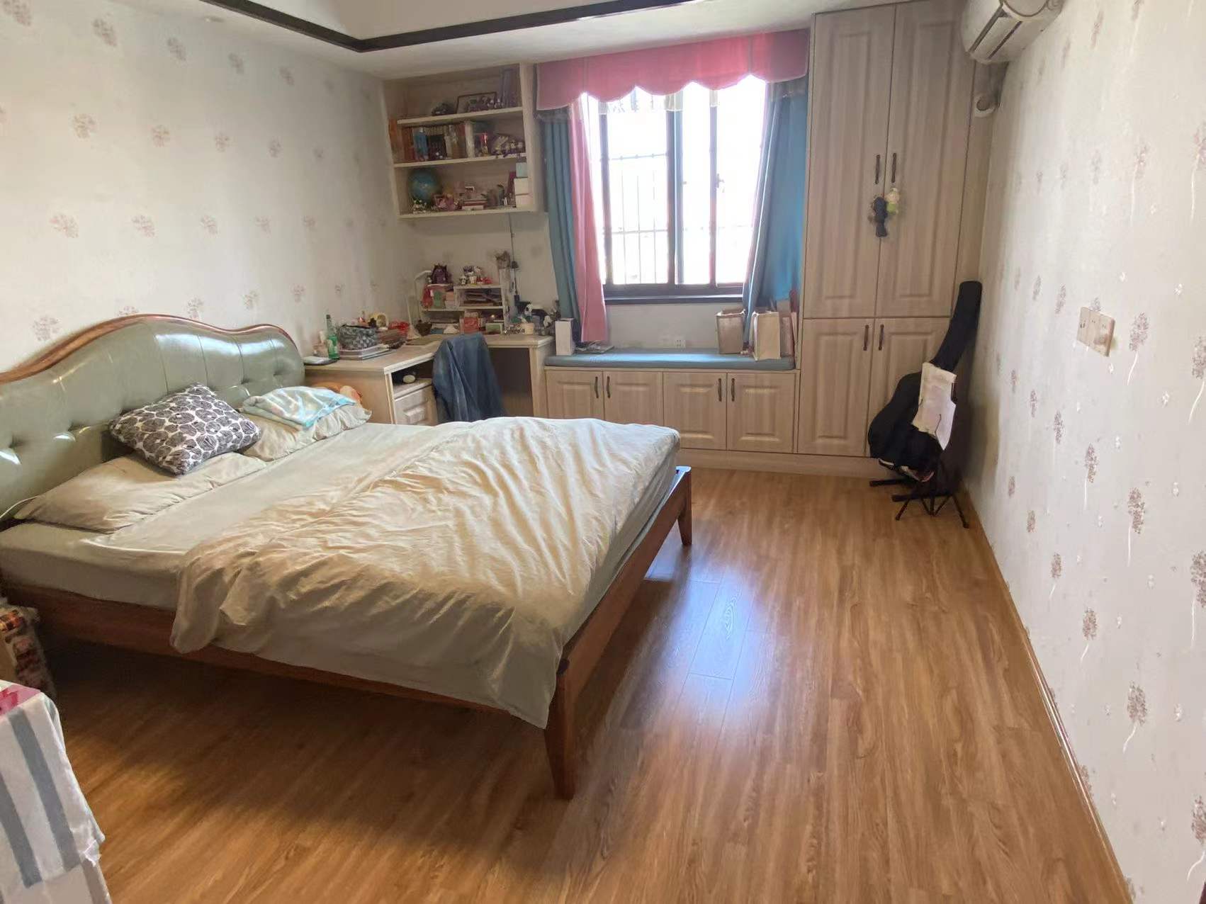 虹桥新苑 5室2厅2卫 180m&sup2;