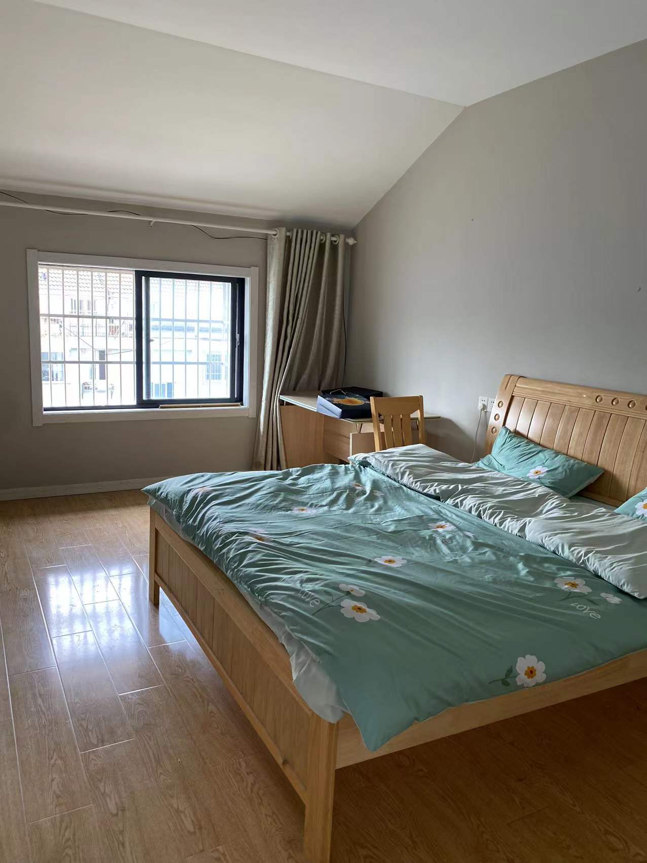 虹桥新苑 5室2厅2卫 180m&sup2;
